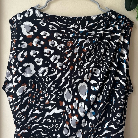 Chic Black and White Patterned Women's Top - Picture 8 of 9